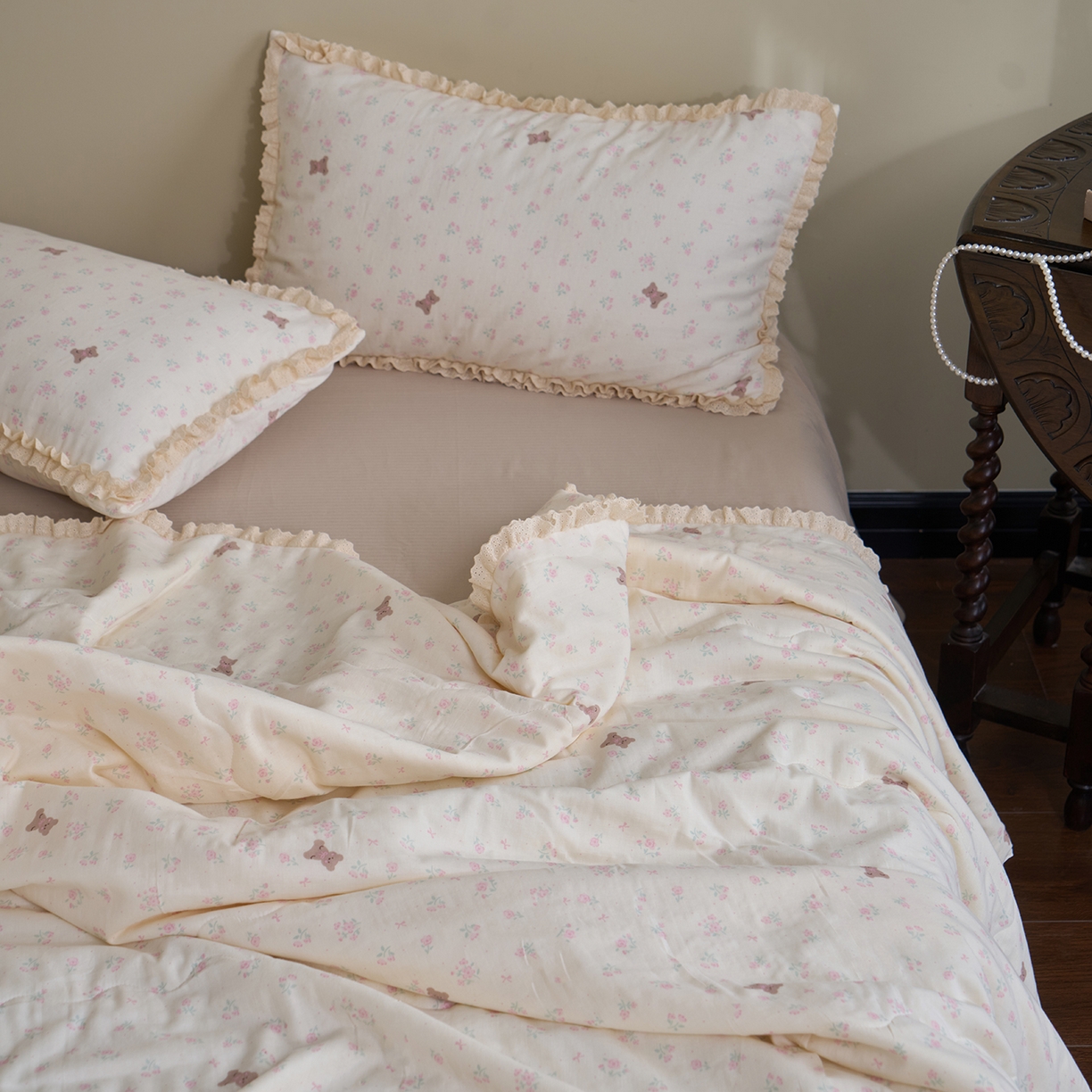 91家纺网 家纺一手货源 找家纺 洋铭区（原狠狠爱） 2026新款双层纱皱皱花边夏被夏凉被空调被三件套 小熊花园