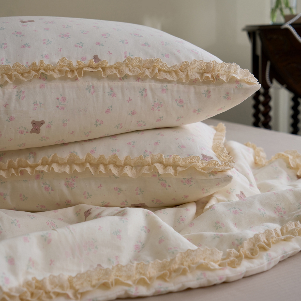 91家纺网 家纺一手货源 找家纺 洋铭区（原狠狠爱） 2026新款双层纱皱皱花边夏被夏凉被空调被三件套 小熊花园