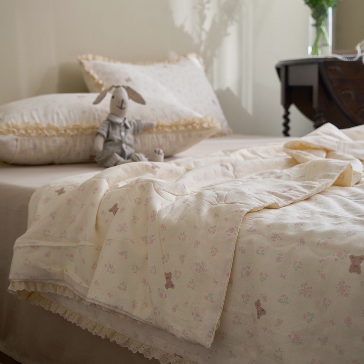 91家纺网 家纺一手货源 找家纺 洋铭区（原狠狠爱） 2026新款双层纱皱皱花边夏被夏凉被空调被三件套 小熊花园