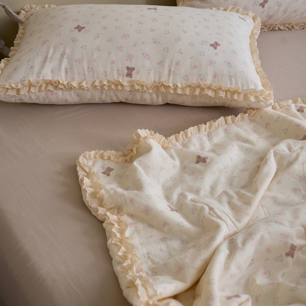 91家纺网 家纺一手货源 找家纺 洋铭区（原狠狠爱） 2026新款双层纱皱皱花边夏被夏凉被空调被三件套 小熊花园