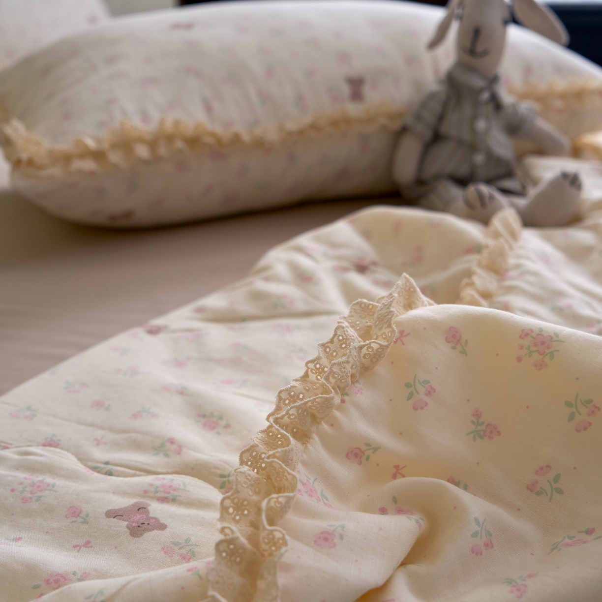 91家纺网 家纺一手货源 找家纺 洋铭区（原狠狠爱） 2026新款双层纱皱皱花边夏被夏凉被空调被三件套 小熊花园