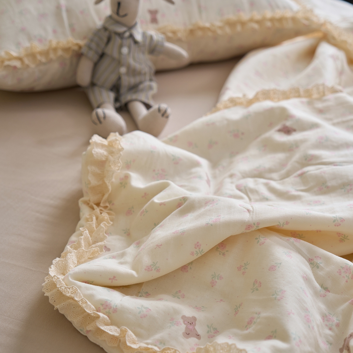 91家纺网 家纺一手货源 找家纺 洋铭区（原狠狠爱） 2026新款双层纱皱皱花边夏被夏凉被空调被三件套 小熊花园