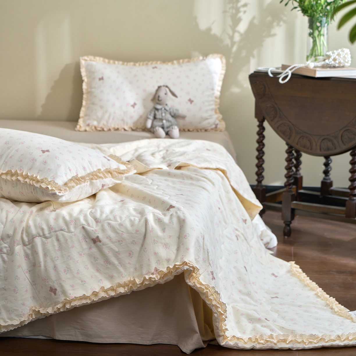 91家纺网 家纺一手货源 找家纺 洋铭区（原狠狠爱） 2026新款双层纱皱皱花边夏被夏凉被空调被三件套 小熊花园