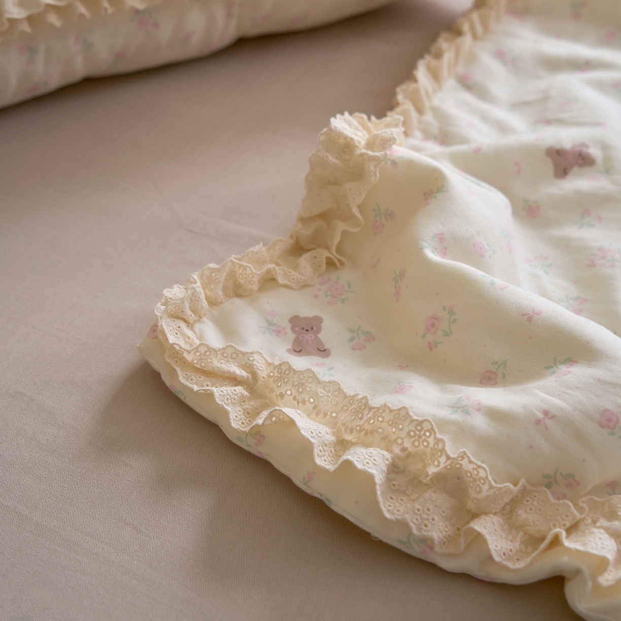 91家纺网 家纺一手货源 找家纺 洋铭区（原狠狠爱） 2026新款双层纱皱皱花边夏被夏凉被空调被三件套 小熊花园