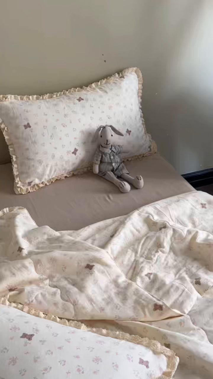 91家纺网 家纺一手货源 找家纺 洋铭区（原狠狠爱） 2026新款双层纱皱皱花边夏被夏凉被空调被三件套 小熊花园