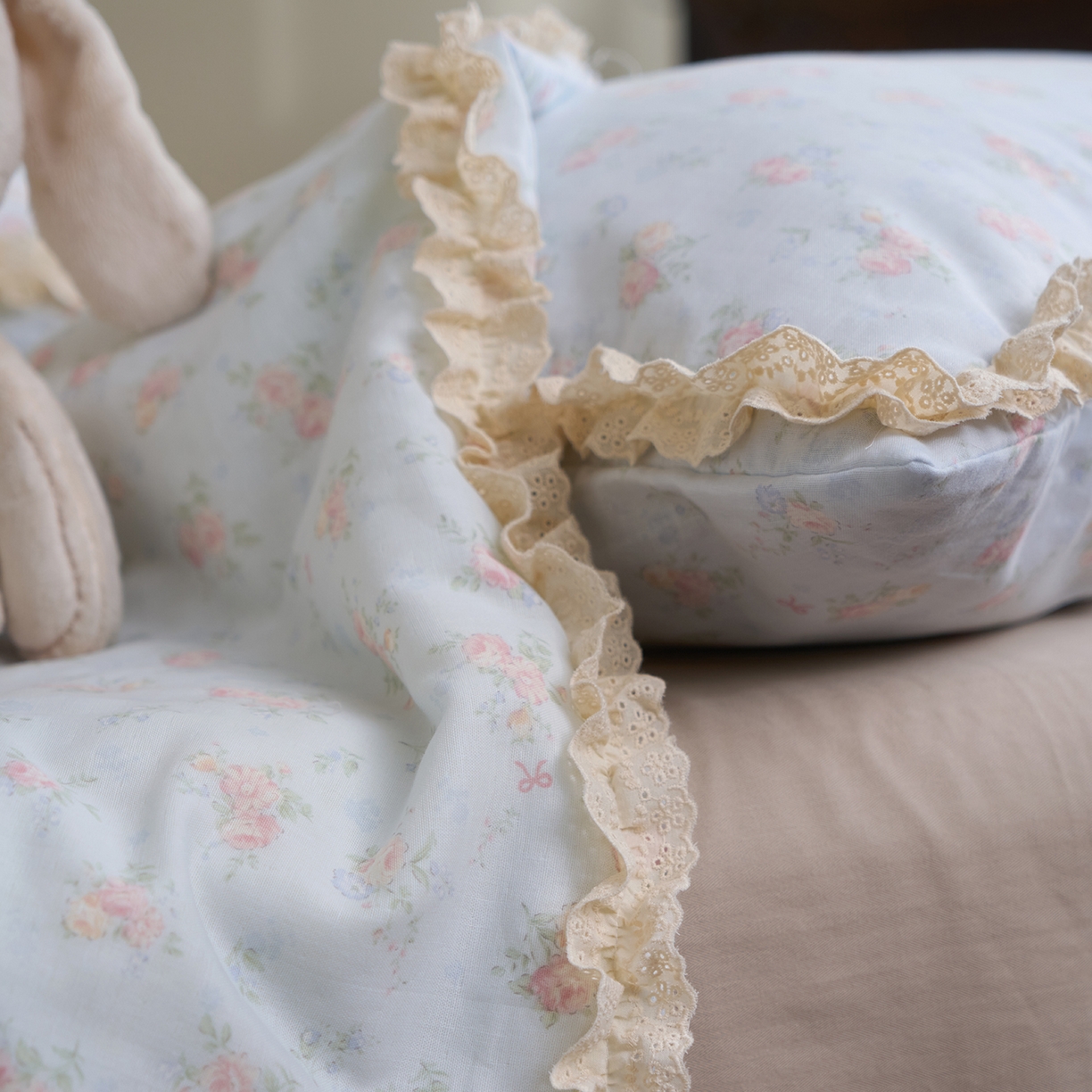 91家纺网 家纺一手货源 找家纺 洋铭区（原狠狠爱） 2026新款双层纱皱皱花边夏被夏凉被空调被三件套 知韵兰花