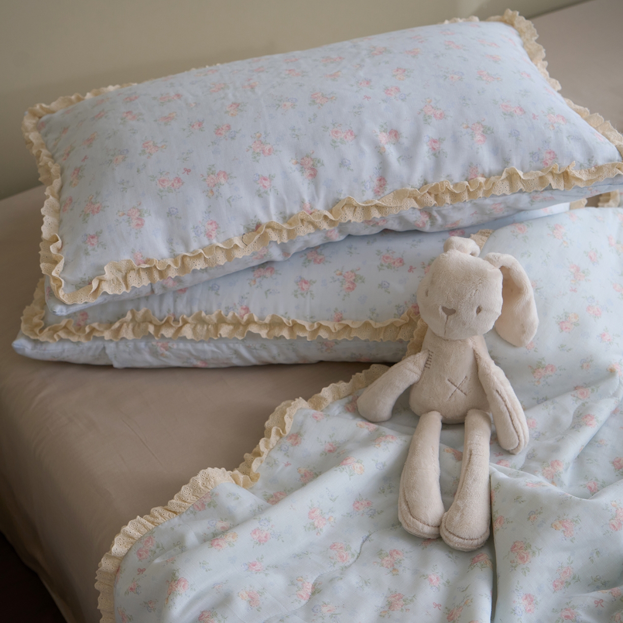 91家纺网 家纺一手货源 找家纺 洋铭区（原狠狠爱） 2026新款双层纱皱皱花边夏被夏凉被空调被三件套 知韵兰花