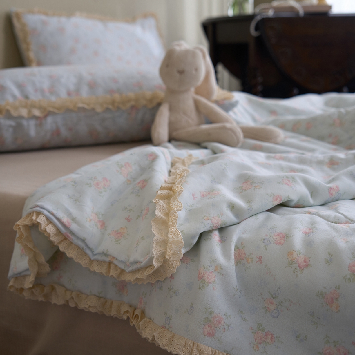 91家纺网 家纺一手货源 找家纺 洋铭区（原狠狠爱） 2026新款双层纱皱皱花边夏被夏凉被空调被三件套 知韵兰花