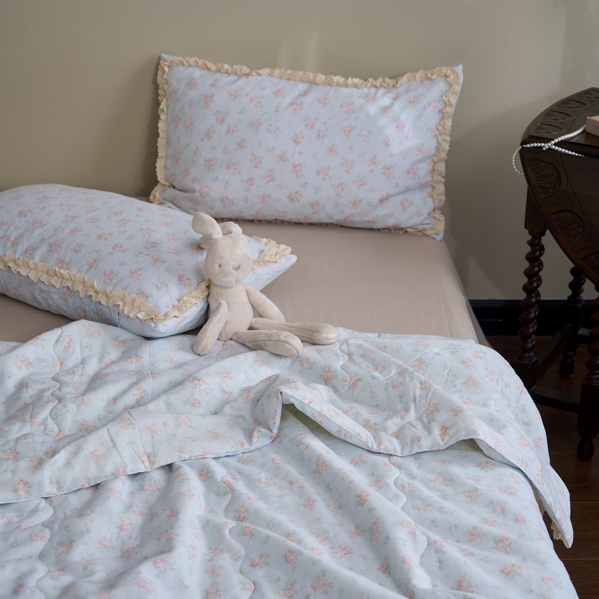 91家纺网 家纺一手货源 找家纺 洋铭区（原狠狠爱） 2026新款双层纱皱皱花边夏被夏凉被空调被三件套 知韵兰花