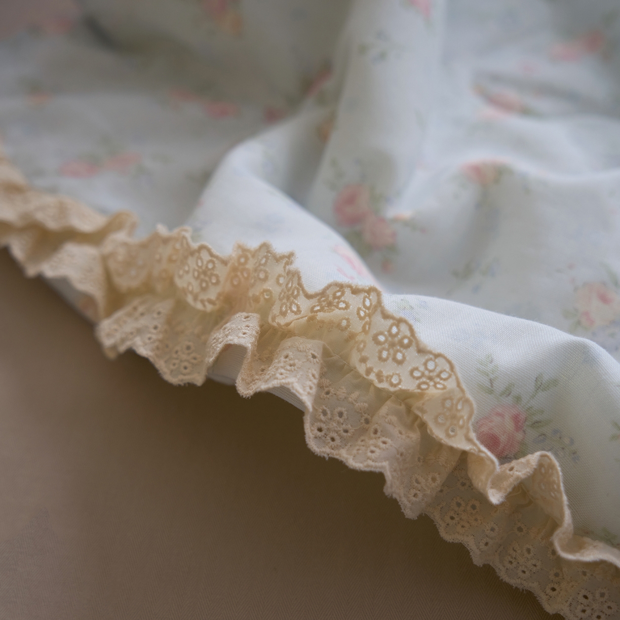 91家纺网 家纺一手货源 找家纺 洋铭区（原狠狠爱） 2026新款双层纱皱皱花边夏被夏凉被空调被三件套 知韵兰花