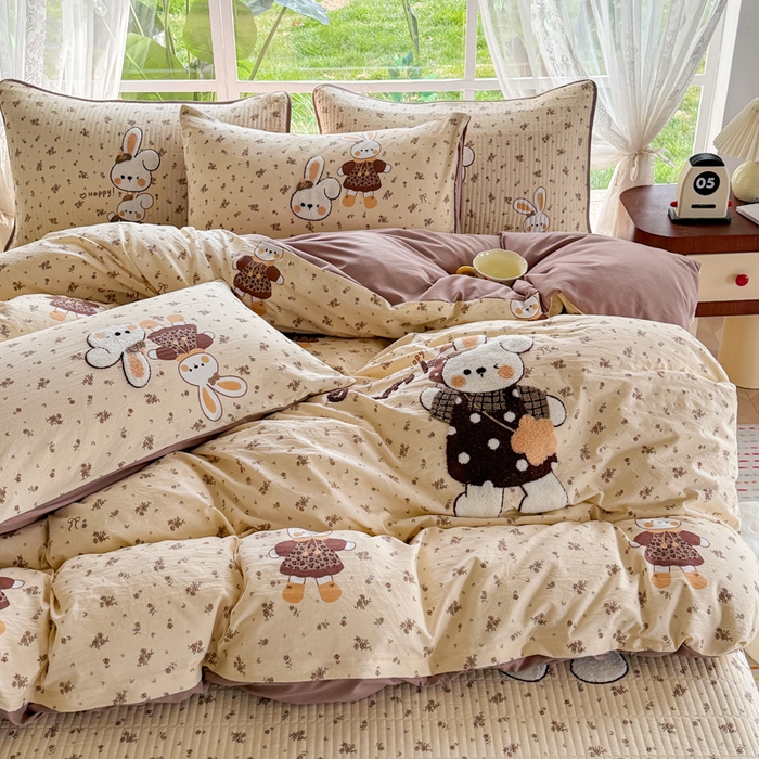 91家纺网 家纺一手货源 找家纺 恋佳居 2026新款毛巾绣古法棉床笠床盖四件套 花兔小叙