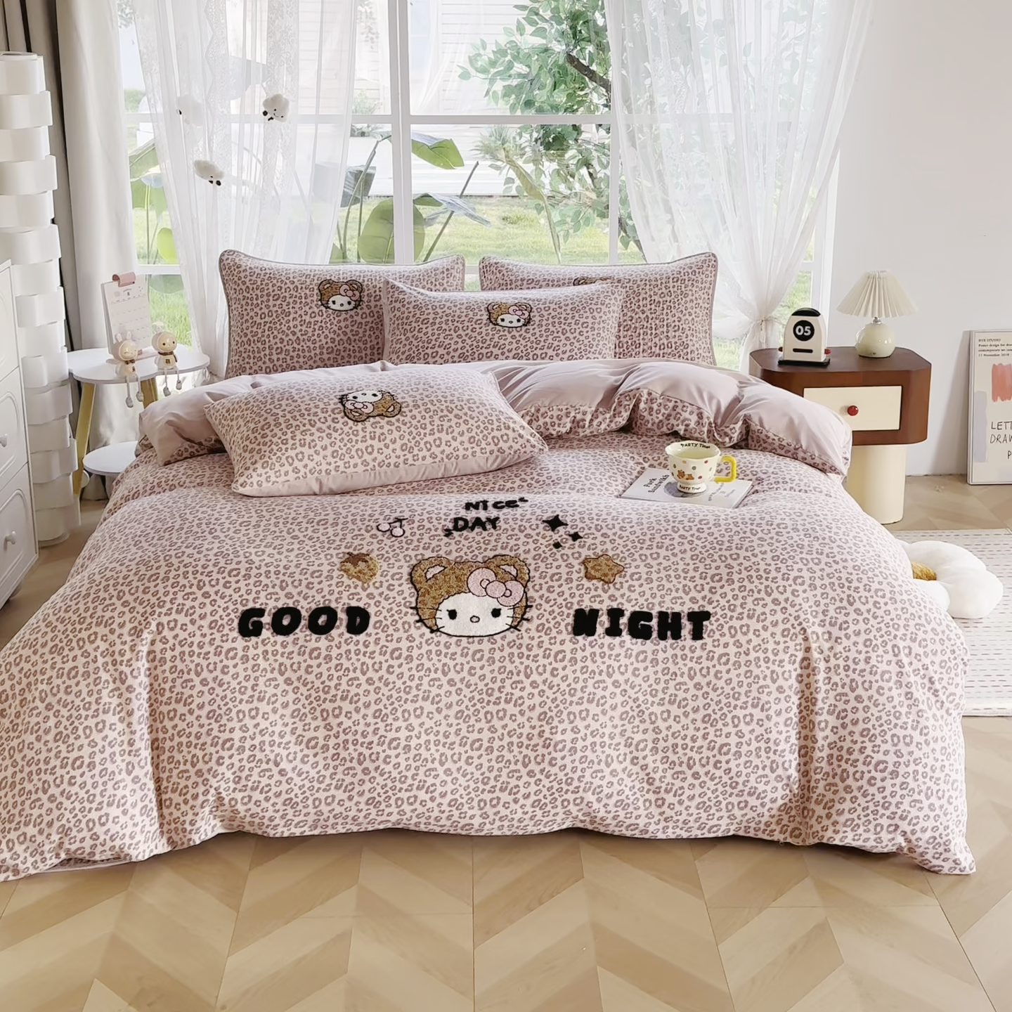 91家纺网 家纺一手货源 找家纺 恋佳居 2026新款毛巾绣古法棉床笠床盖四件套 粉豹甜猫