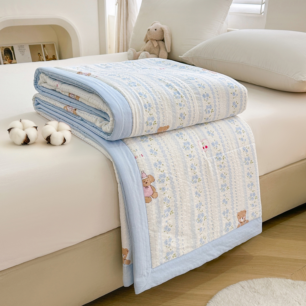 91家纺网 家纺一手货源 找家纺 魅图家纺 2026新款泡芙纱新疆棉花夏被 纯宅熊