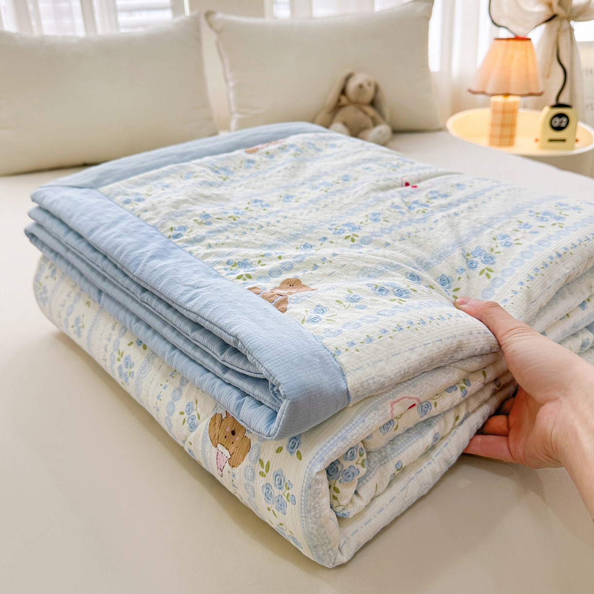 91家纺网 家纺一手货源 找家纺 魅图家纺 2026新款泡芙纱新疆棉花夏被 纯宅熊