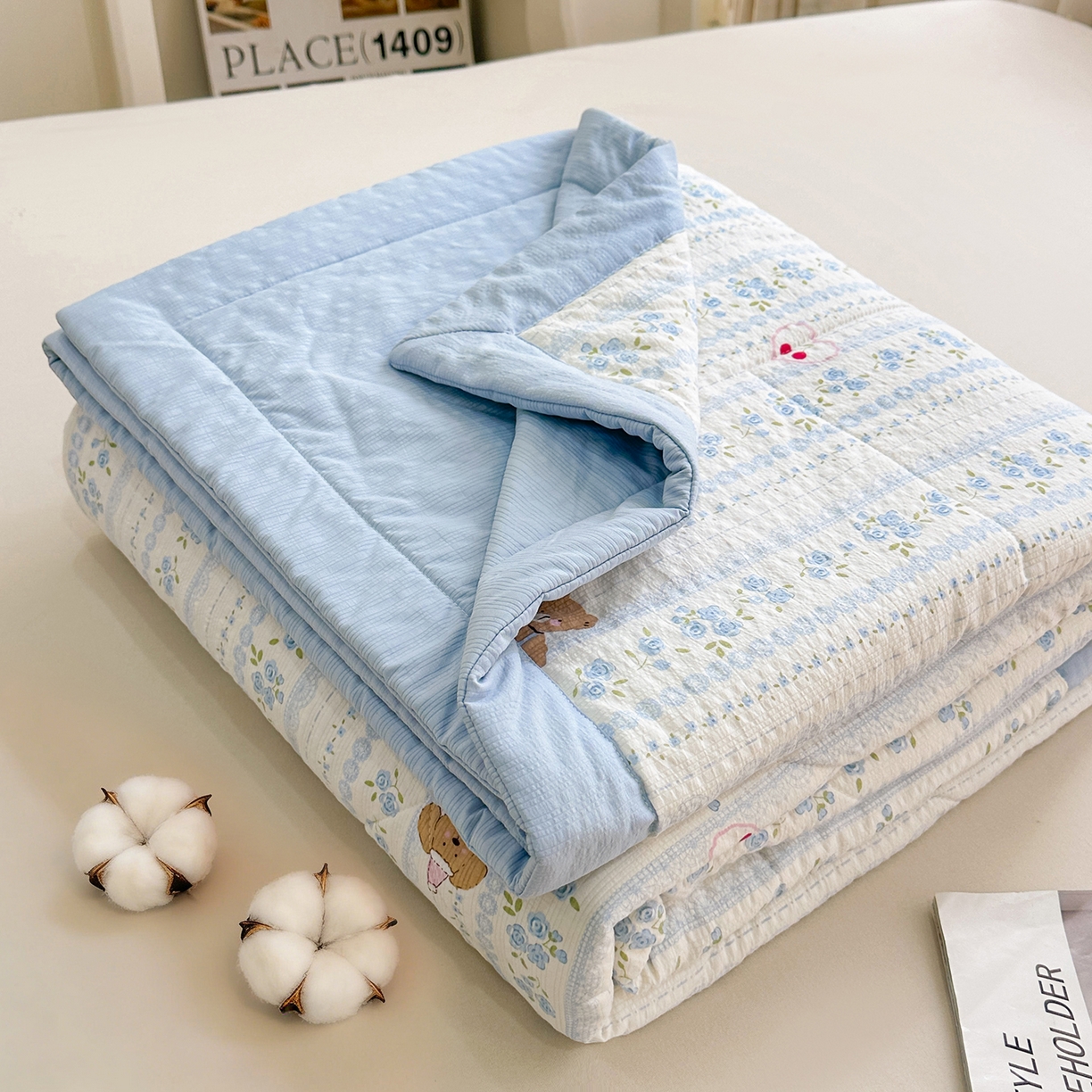 91家纺网 家纺一手货源 找家纺 魅图家纺 2026新款泡芙纱新疆棉花夏被 纯宅熊