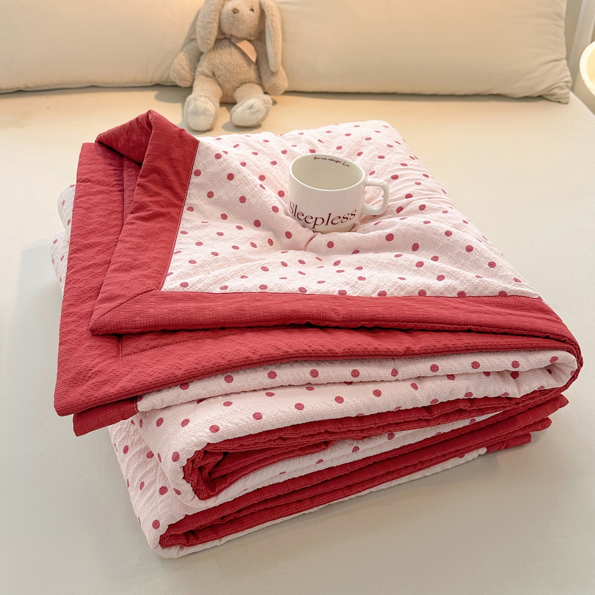 91家纺网 家纺一手货源 找家纺 魅图家纺 2026新款泡芙纱新疆棉花夏被 粉雾星点