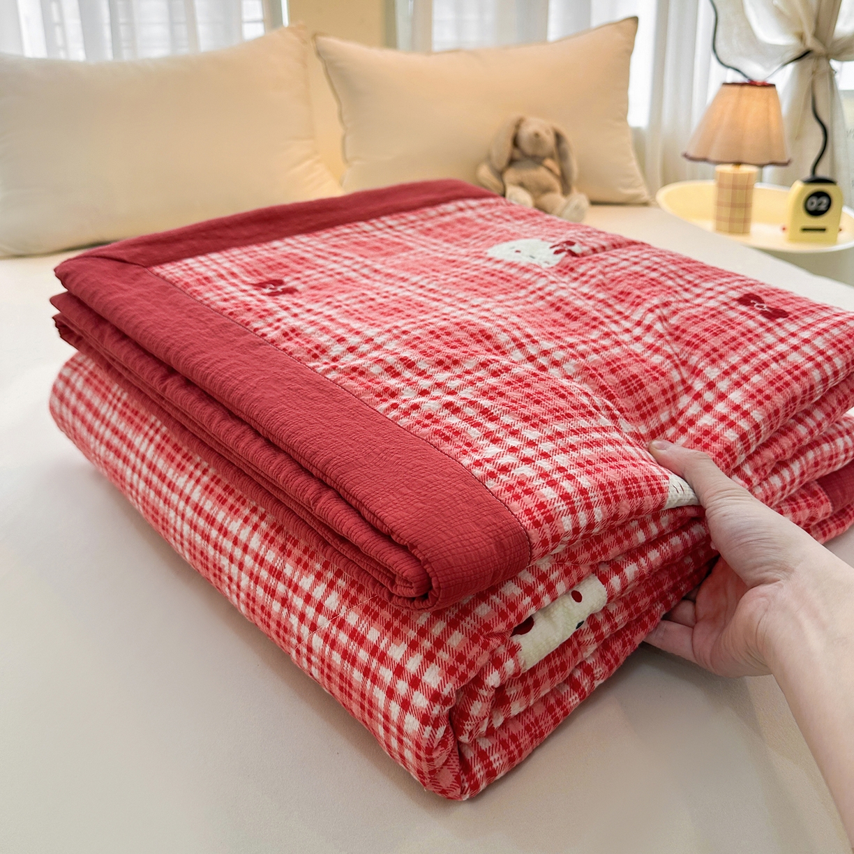 91家纺网 家纺一手货源 找家纺 魅图家纺 2026新款泡芙纱新疆棉花夏被 红格小猫