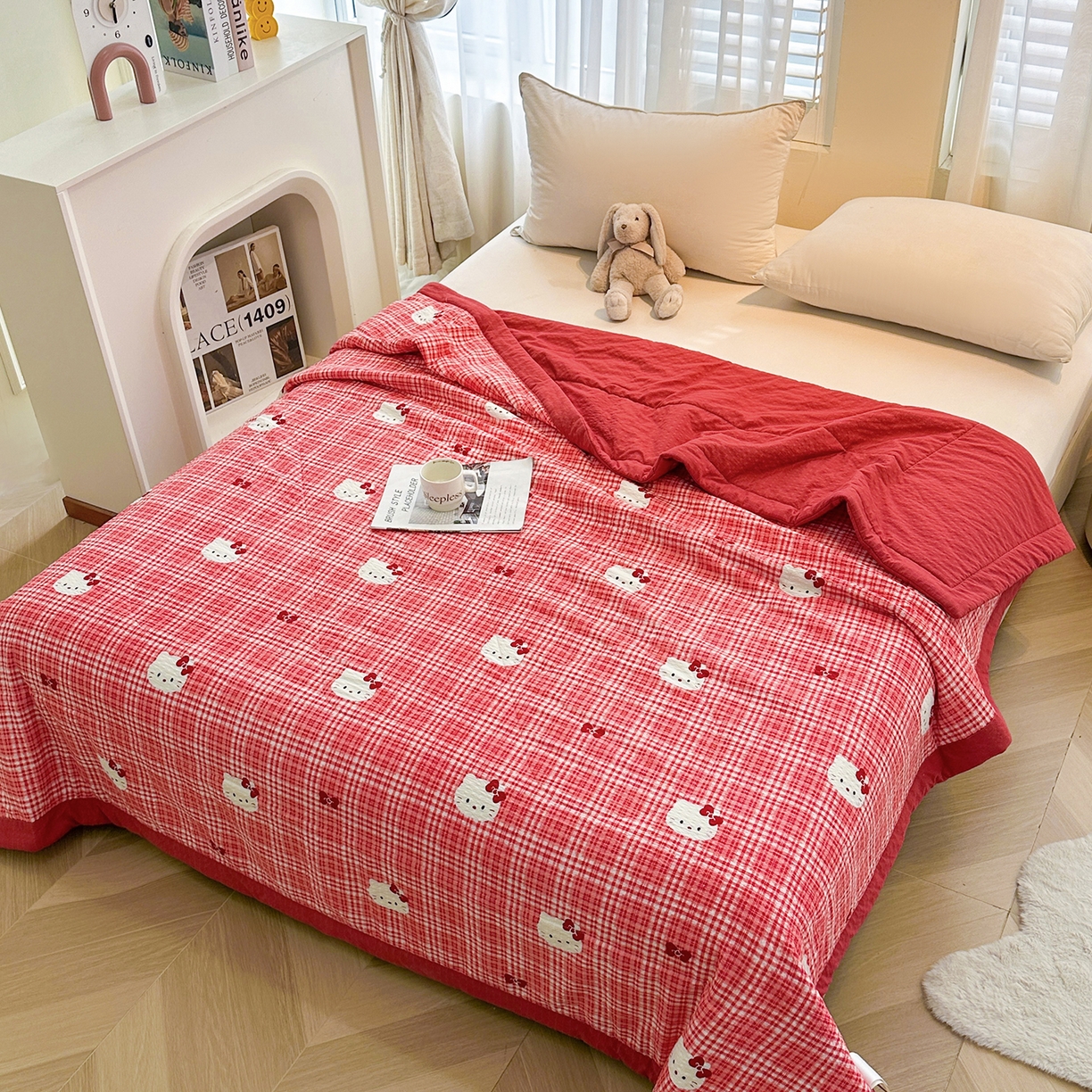 91家纺网 家纺一手货源 找家纺 魅图家纺 2026新款泡芙纱新疆棉花夏被 红格小猫