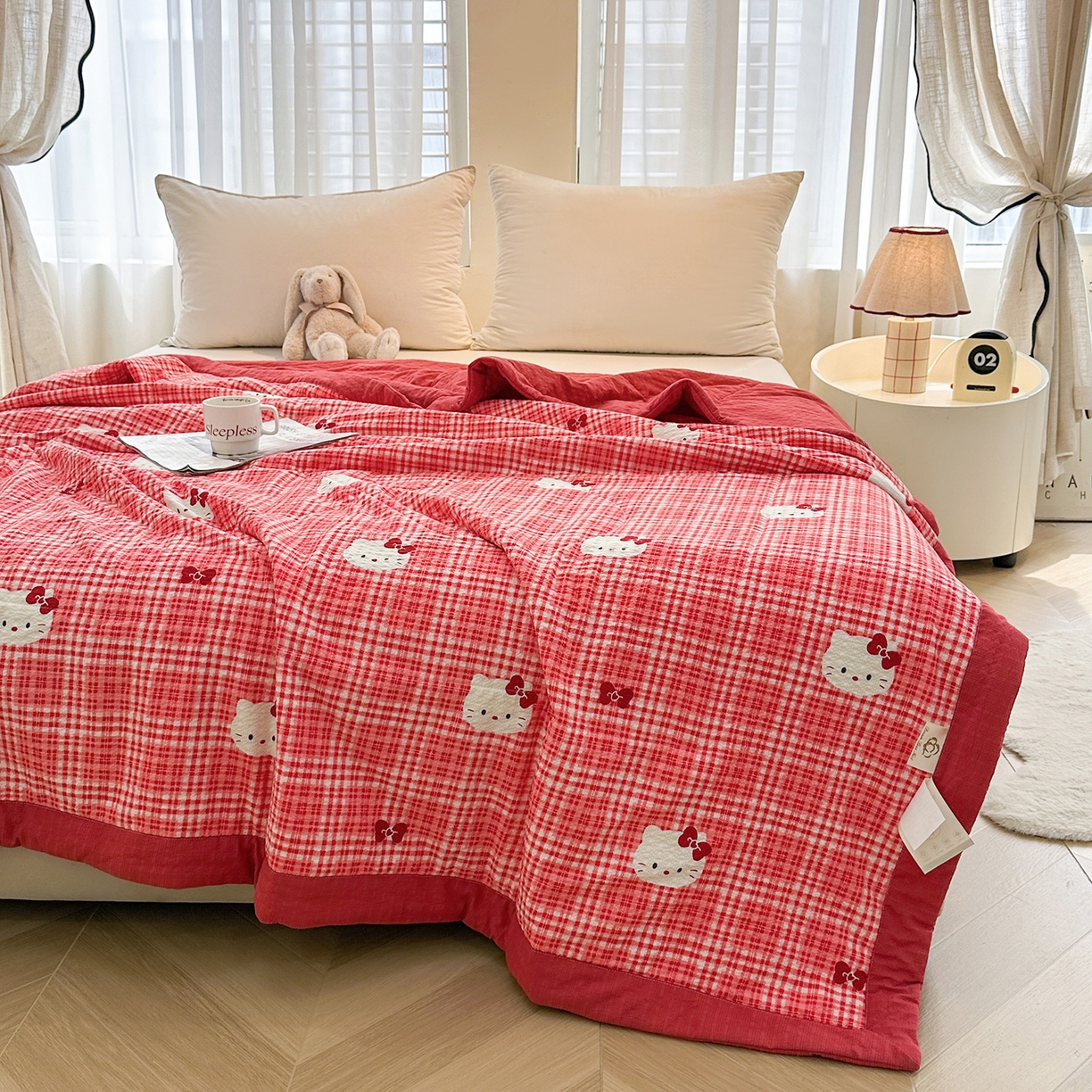 91家纺网 家纺一手货源 找家纺 魅图家纺 2026新款泡芙纱新疆棉花夏被 红格小猫