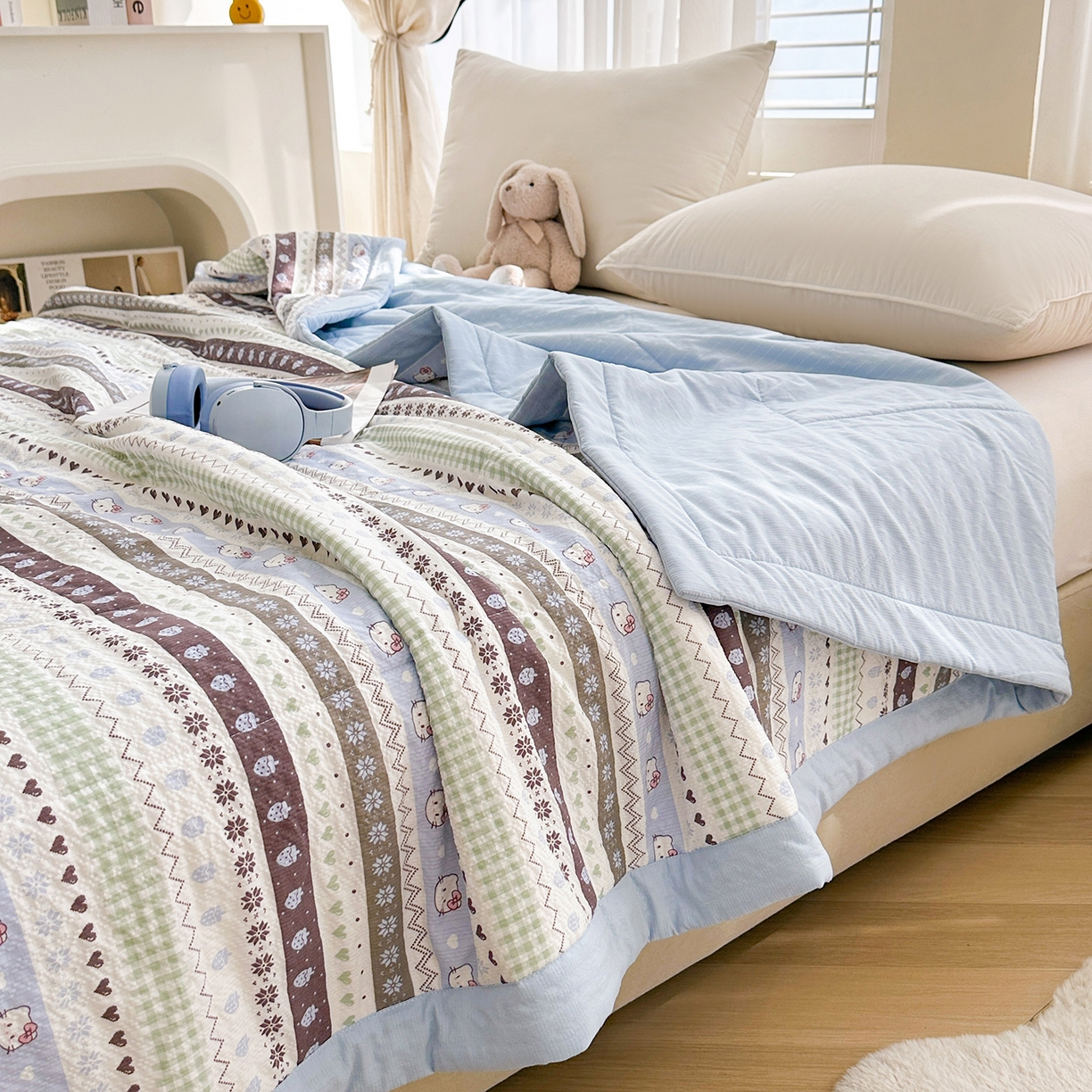 91家纺网 家纺一手货源 找家纺 魅图家纺 2026新款泡芙纱新疆棉花夏被 猫咪集-蓝