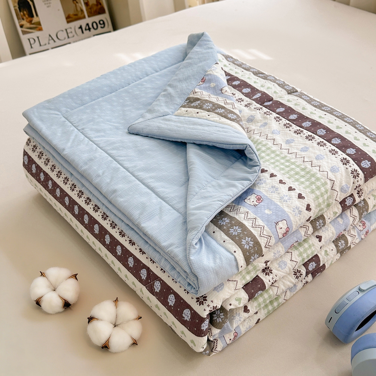 91家纺网 家纺一手货源 找家纺 魅图家纺 2026新款泡芙纱新疆棉花夏被 猫咪集-蓝