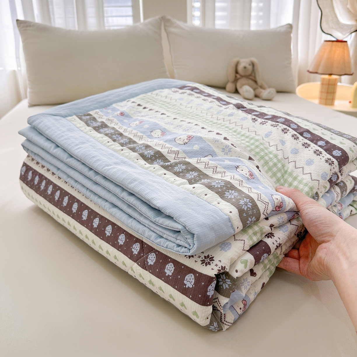 91家纺网 家纺一手货源 找家纺 魅图家纺 2026新款泡芙纱新疆棉花夏被 猫咪集-蓝