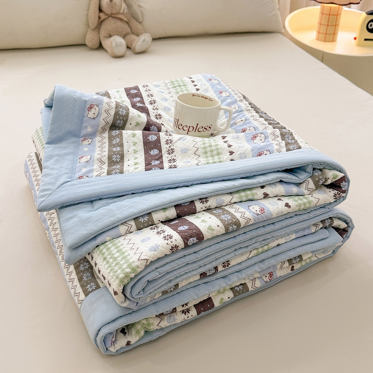 91家纺网 家纺一手货源 找家纺 魅图家纺 2026新款泡芙纱新疆棉花夏被 猫咪集-蓝