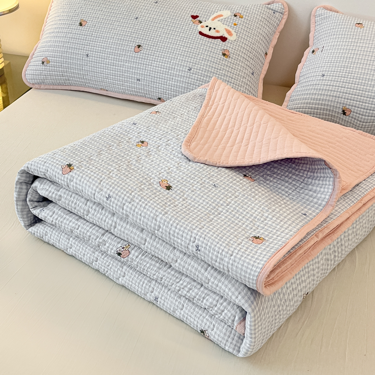 91家纺网 家纺一手货源 找家纺 老帅的工厂店 2026新款云感双层纱毛巾绣床盖单品床盖床盖单件 甜兔日记