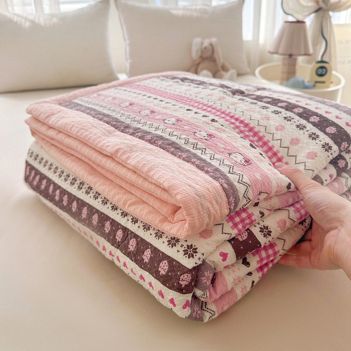 91家纺网 家纺一手货源 找家纺 魅图家纺 2026新款泡芙纱新疆棉花夏被 猫咪集-粉