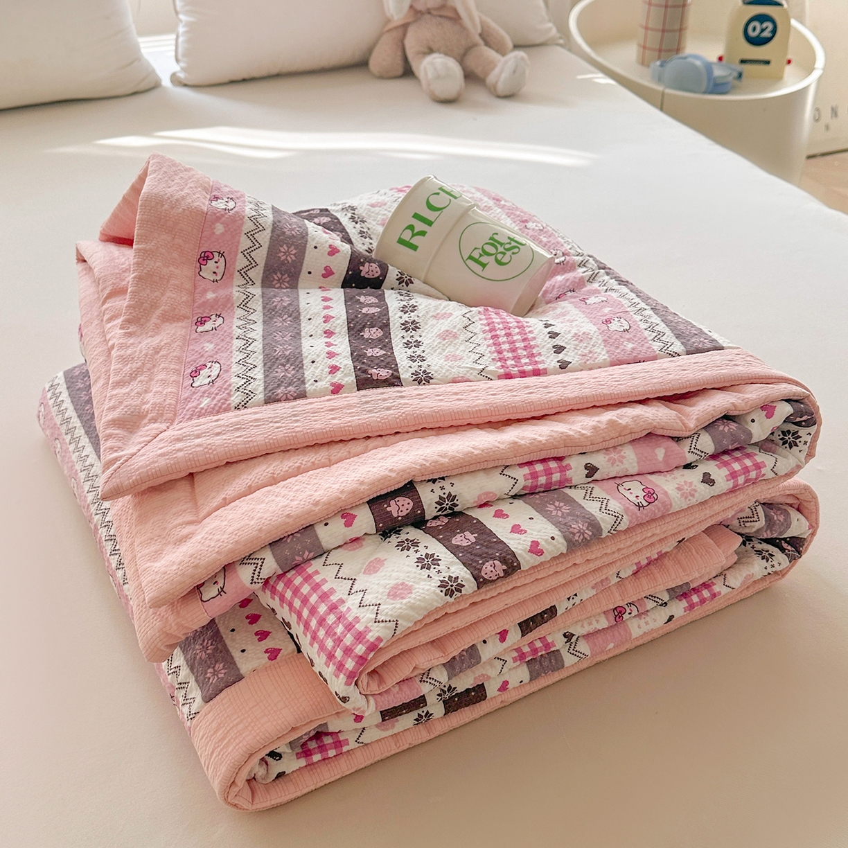 91家纺网 家纺一手货源 找家纺 魅图家纺 2026新款泡芙纱新疆棉花夏被 猫咪集-粉