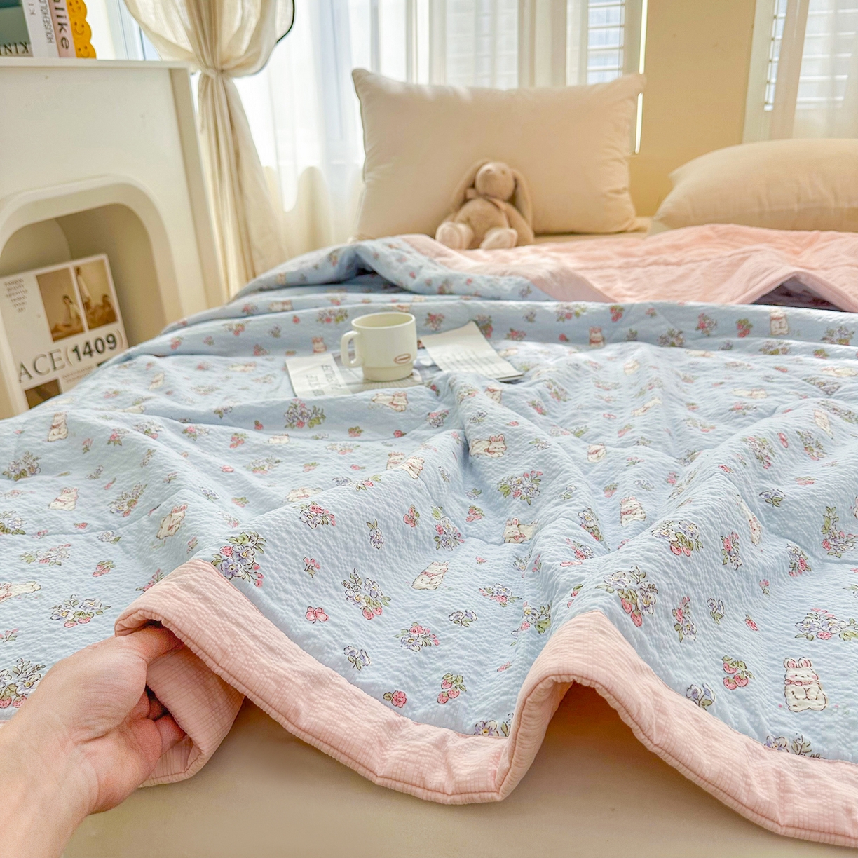 91家纺网 家纺一手货源 找家纺 魅图家纺 2026新款泡芙纱新疆棉花夏被 萌兔岛屿