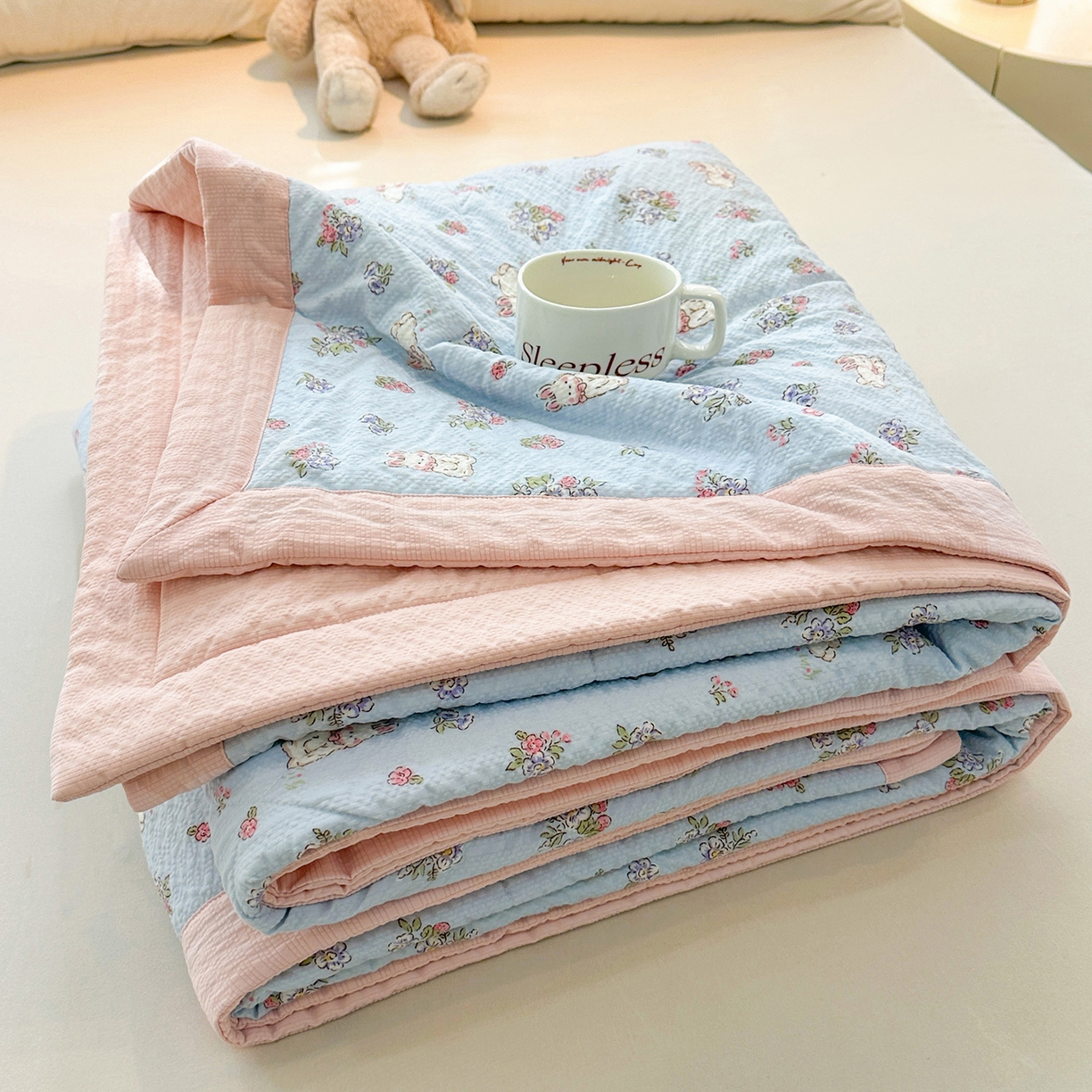 91家纺网 家纺一手货源 找家纺 魅图家纺 2026新款泡芙纱新疆棉花夏被 萌兔岛屿