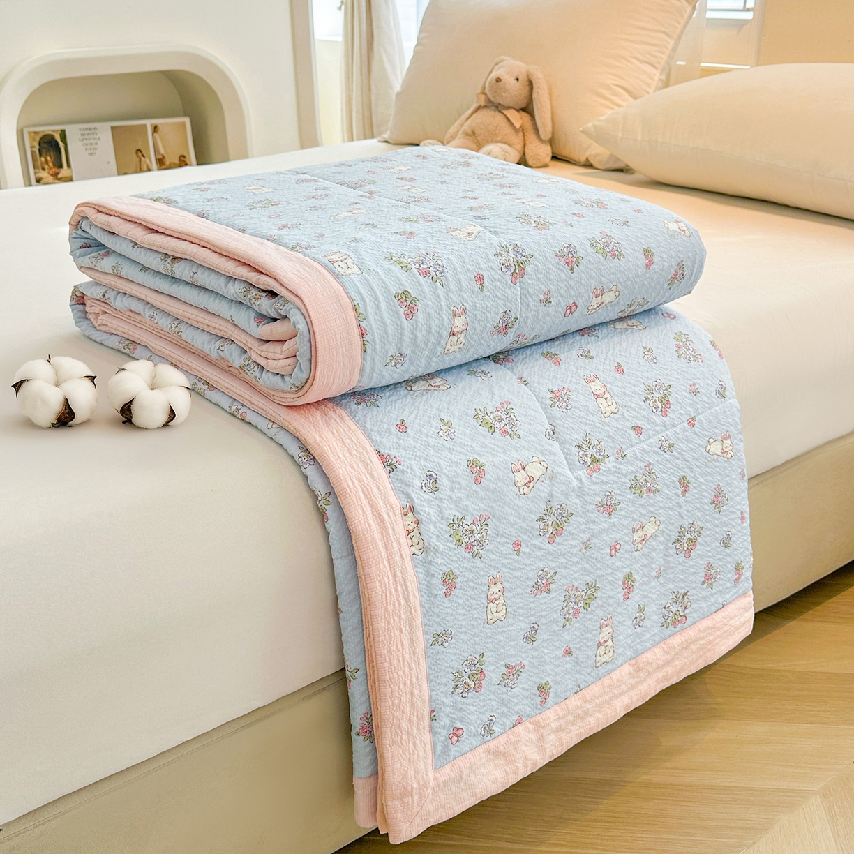 91家纺网 家纺一手货源 找家纺 魅图家纺 2026新款泡芙纱新疆棉花夏被 萌兔岛屿