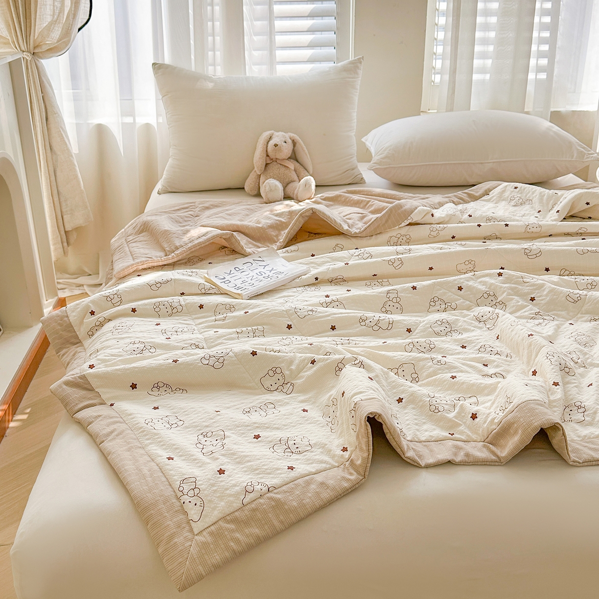 91家纺网 家纺一手货源 找家纺 魅图家纺 2026新款泡芙纱新疆棉花夏被 描线小猫-咖