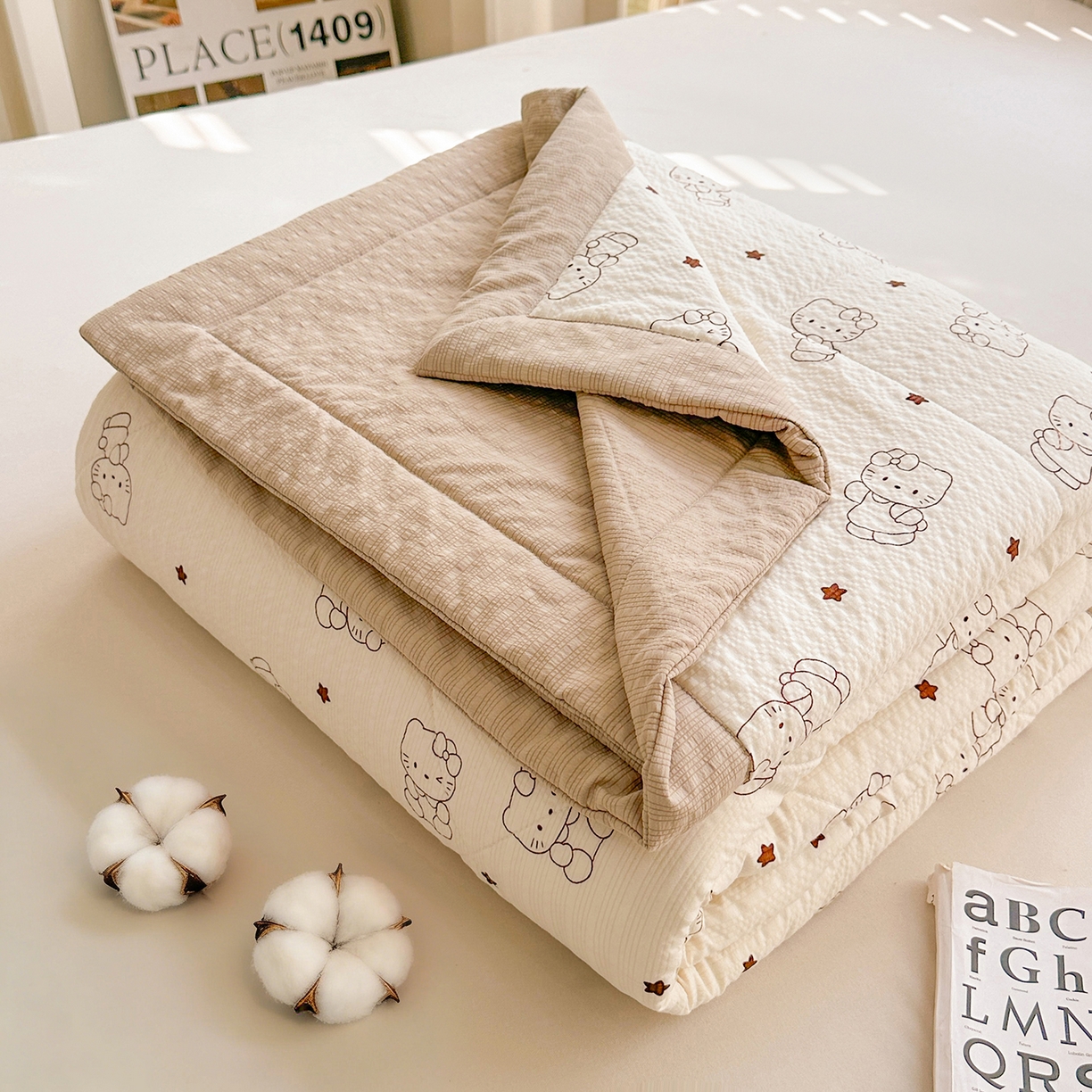 91家纺网 家纺一手货源 找家纺 魅图家纺 2026新款泡芙纱新疆棉花夏被 描线小猫-咖