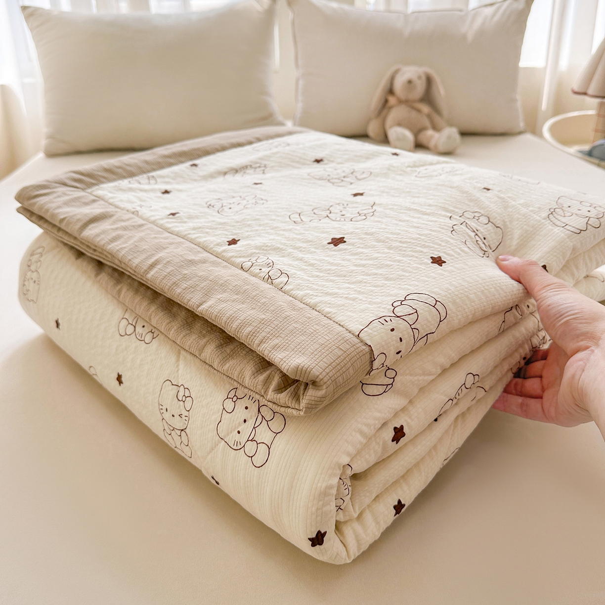 91家纺网 家纺一手货源 找家纺 魅图家纺 2026新款泡芙纱新疆棉花夏被 描线小猫-咖