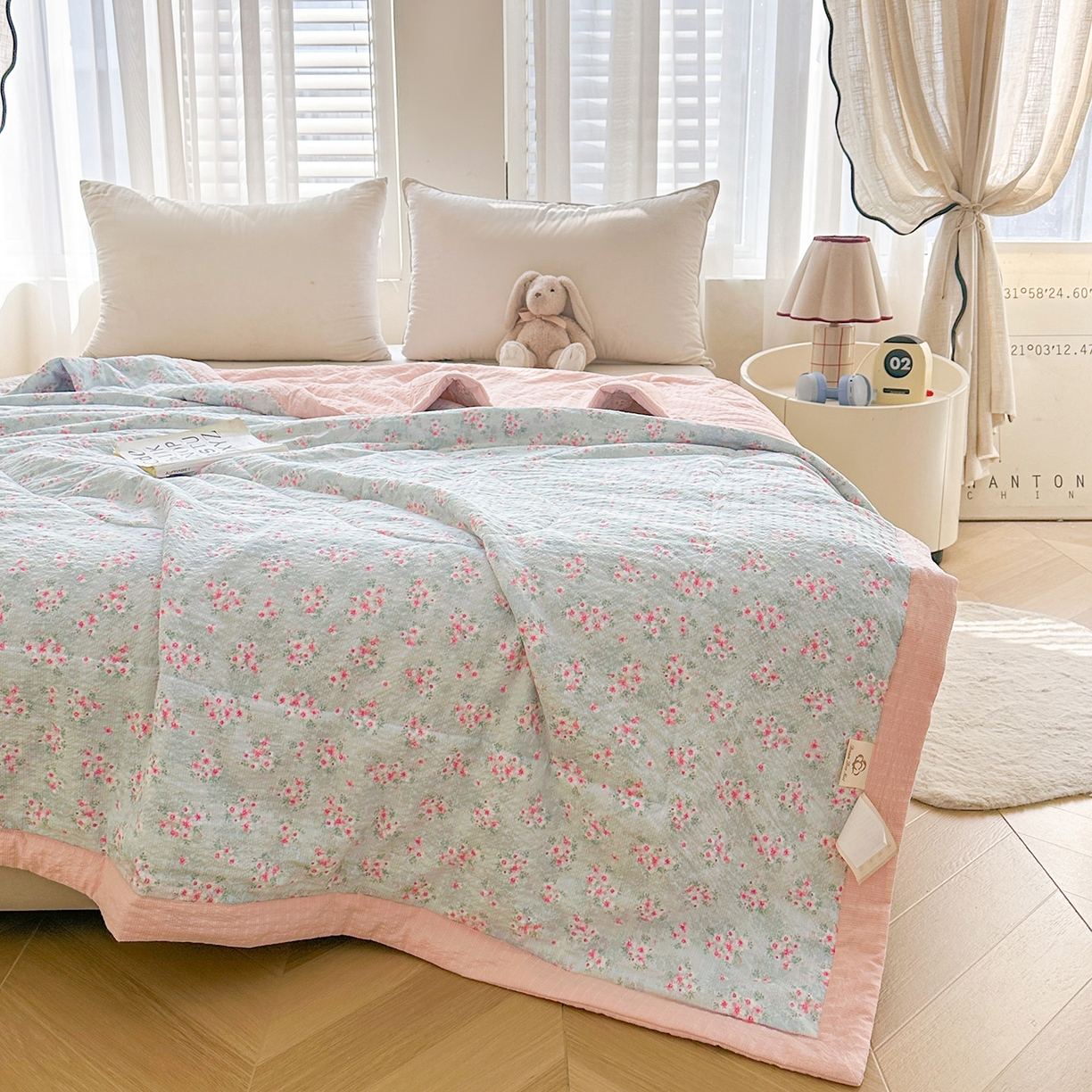 91家纺网 家纺一手货源 找家纺 魅图家纺 2026新款泡芙纱新疆棉花夏被 夜寄梨诗