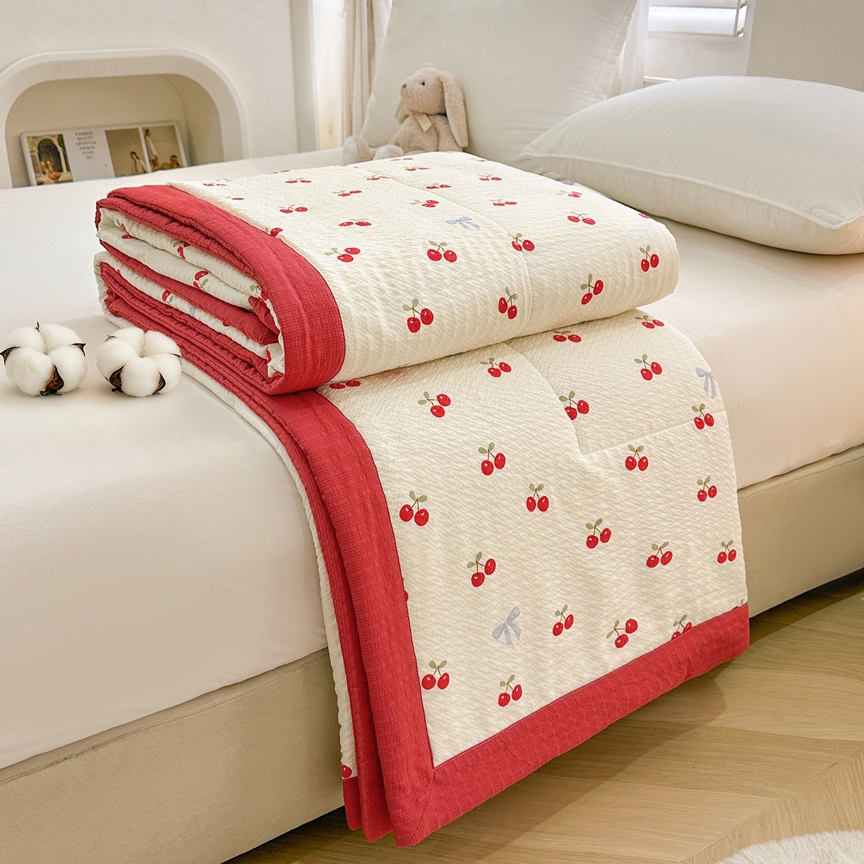 91家纺网 家纺一手货源 找家纺 魅图家纺 2026新款泡芙纱新疆棉花夏被 樱桃笔记