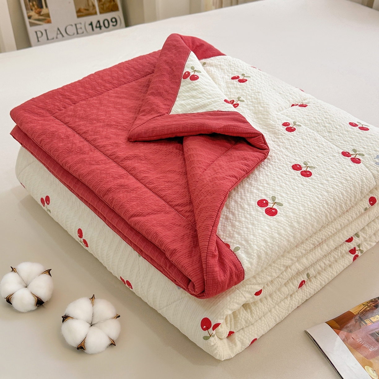 91家纺网 家纺一手货源 找家纺 魅图家纺 2026新款泡芙纱新疆棉花夏被 樱桃笔记