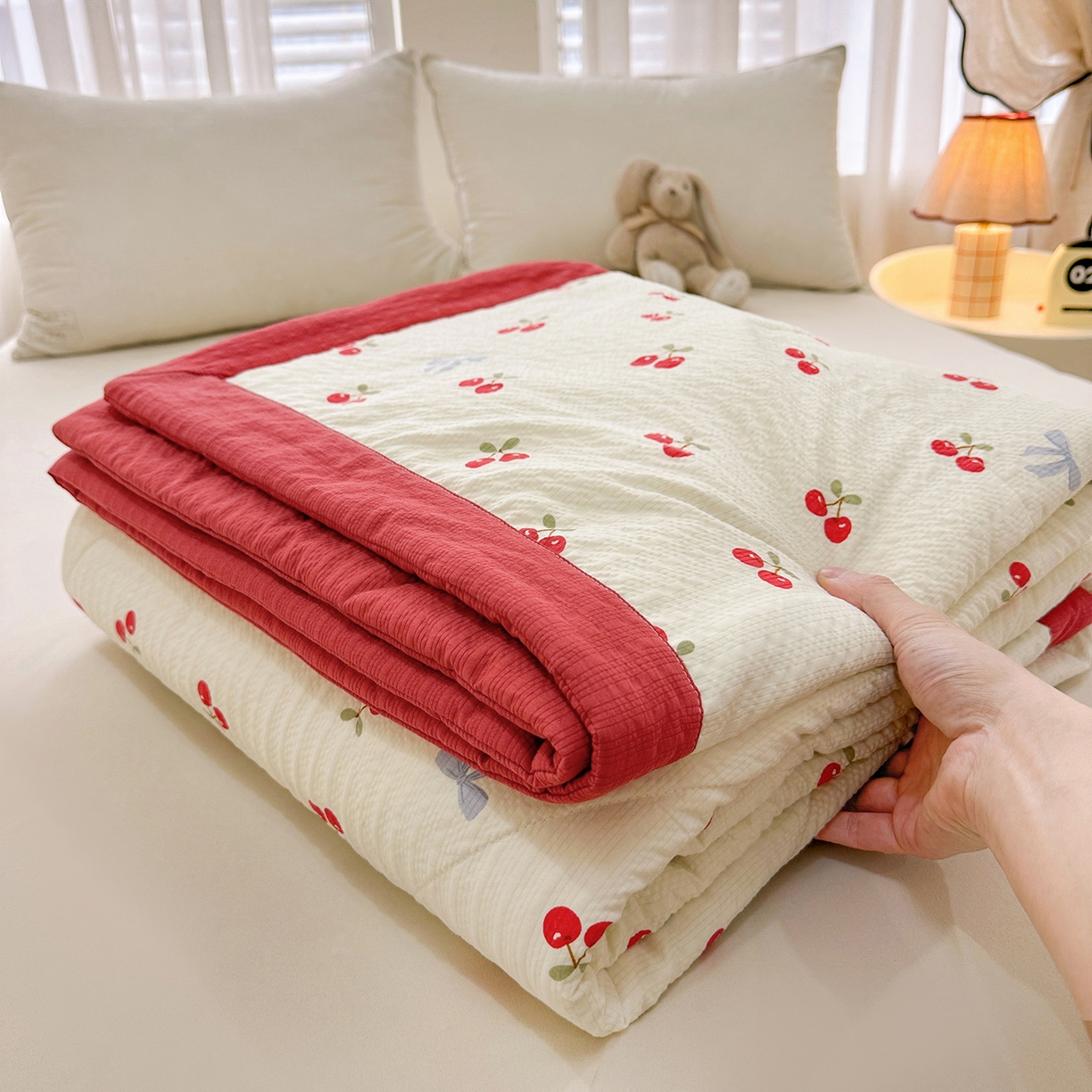 91家纺网 家纺一手货源 找家纺 魅图家纺 2026新款泡芙纱新疆棉花夏被 樱桃笔记