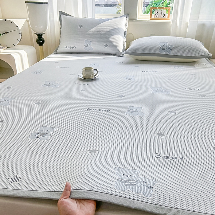 91家纺网 家纺一手货源 找家纺 柏薇 2025新款凉感丝中分子印花复合三明治凉席套件 开心小熊