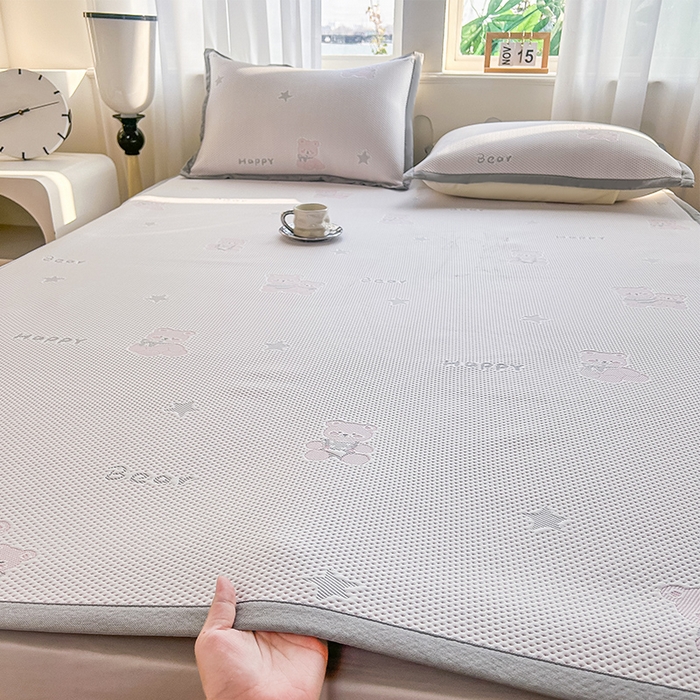 柏薇 2026新款A类乙纶PE卡通刺绣凉豆豆席 小红书爆款 萌熊星语-粉