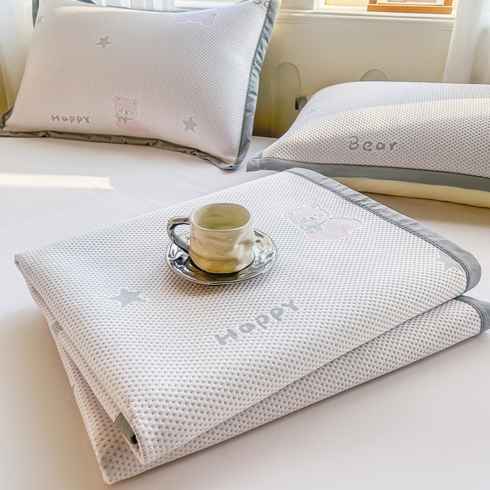 91家纺网 家纺一手货源 找家纺 柏薇 2026新款A类乙纶PE卡通刺绣凉豆豆席 小红书爆款 萌熊星语-粉