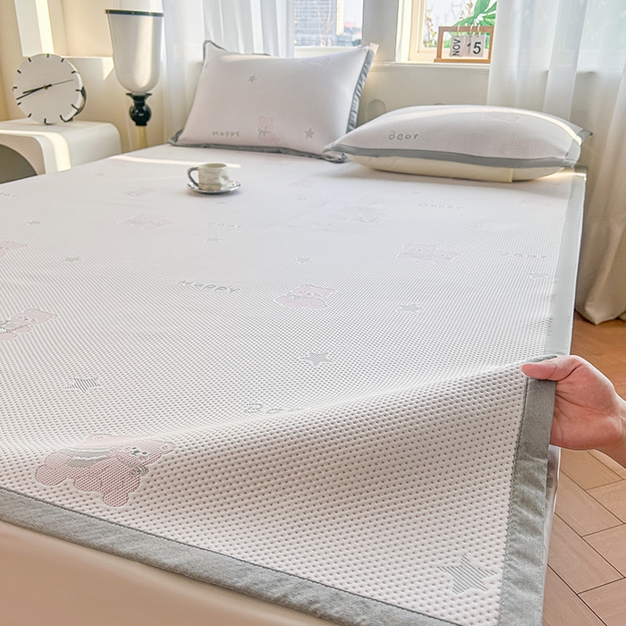 91家纺网 家纺一手货源 找家纺 柏薇 2026新款A类乙纶PE卡通刺绣凉豆豆席 小红书爆款 萌熊星语-粉