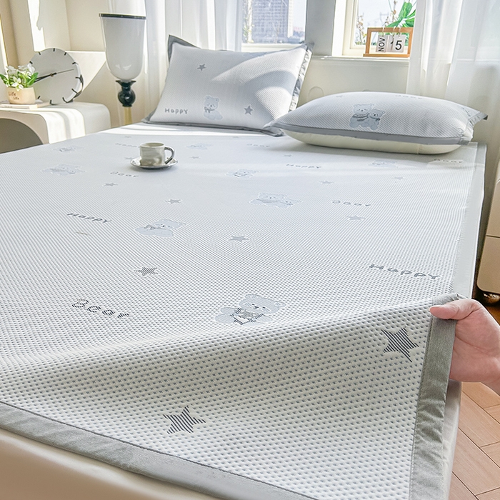 91家纺网 家纺一手货源 找家纺 柏薇 2026新款A类乙纶PE卡通刺绣凉豆豆席 小红书爆款 萌熊星语-蓝