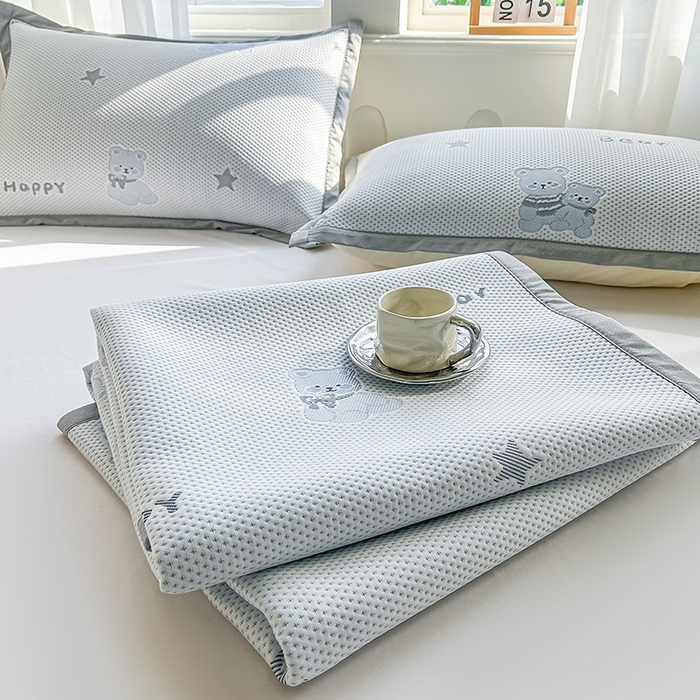 91家纺网 家纺一手货源 找家纺 柏薇 2026新款A类乙纶PE卡通刺绣凉豆豆席 小红书爆款 萌熊星语-蓝