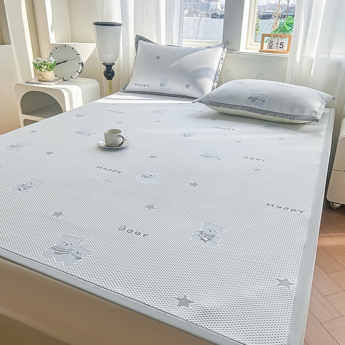 91家纺网 家纺一手货源 找家纺 柏薇 2026新款A类乙纶PE卡通刺绣凉豆豆席 小红书爆款 萌熊星语-蓝