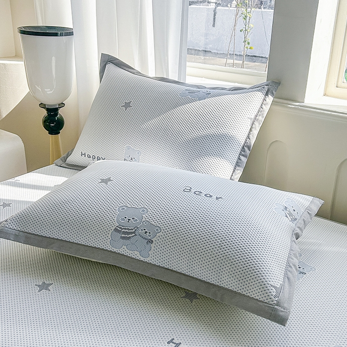 91家纺网 家纺一手货源 找家纺 柏薇 2026新款A类乙纶PE卡通刺绣凉豆豆席 小红书爆款 萌熊星语-蓝