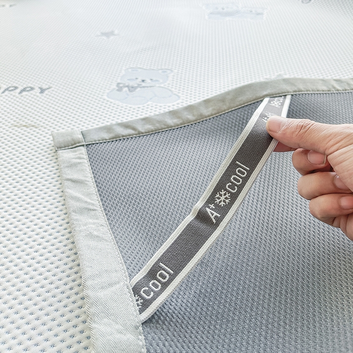 91家纺网 家纺一手货源 找家纺 柏薇 2026新款A类乙纶PE卡通刺绣凉豆豆席 小红书爆款 萌熊星语-蓝