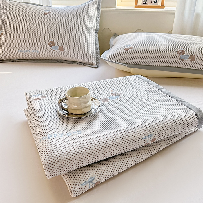 91家纺网 家纺一手货源 找家纺 柏薇 2026新款A类乙纶PE卡通刺绣凉豆豆席 小红书爆款 樱桃狗-咖